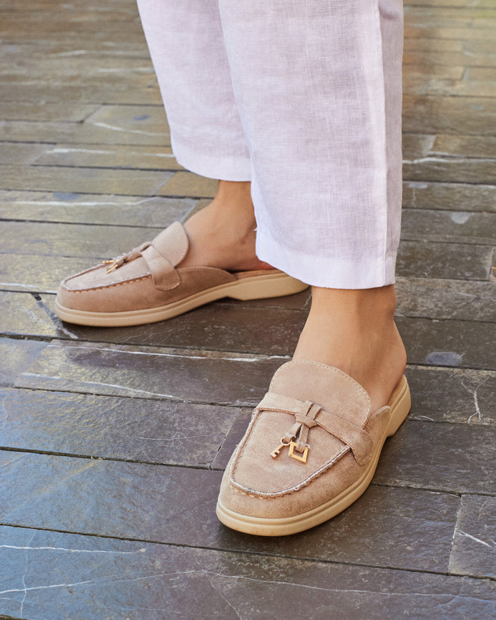 Buonarotti Instap Loafers Beige Suedine Bedeltjes